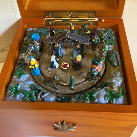 Gold Label Vintage Animated Illustrate Music Box Nativity, Plays Away In Manger - Picture 3 of 8